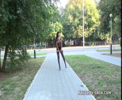 Голая девушка в одних чулках гуляет по городу